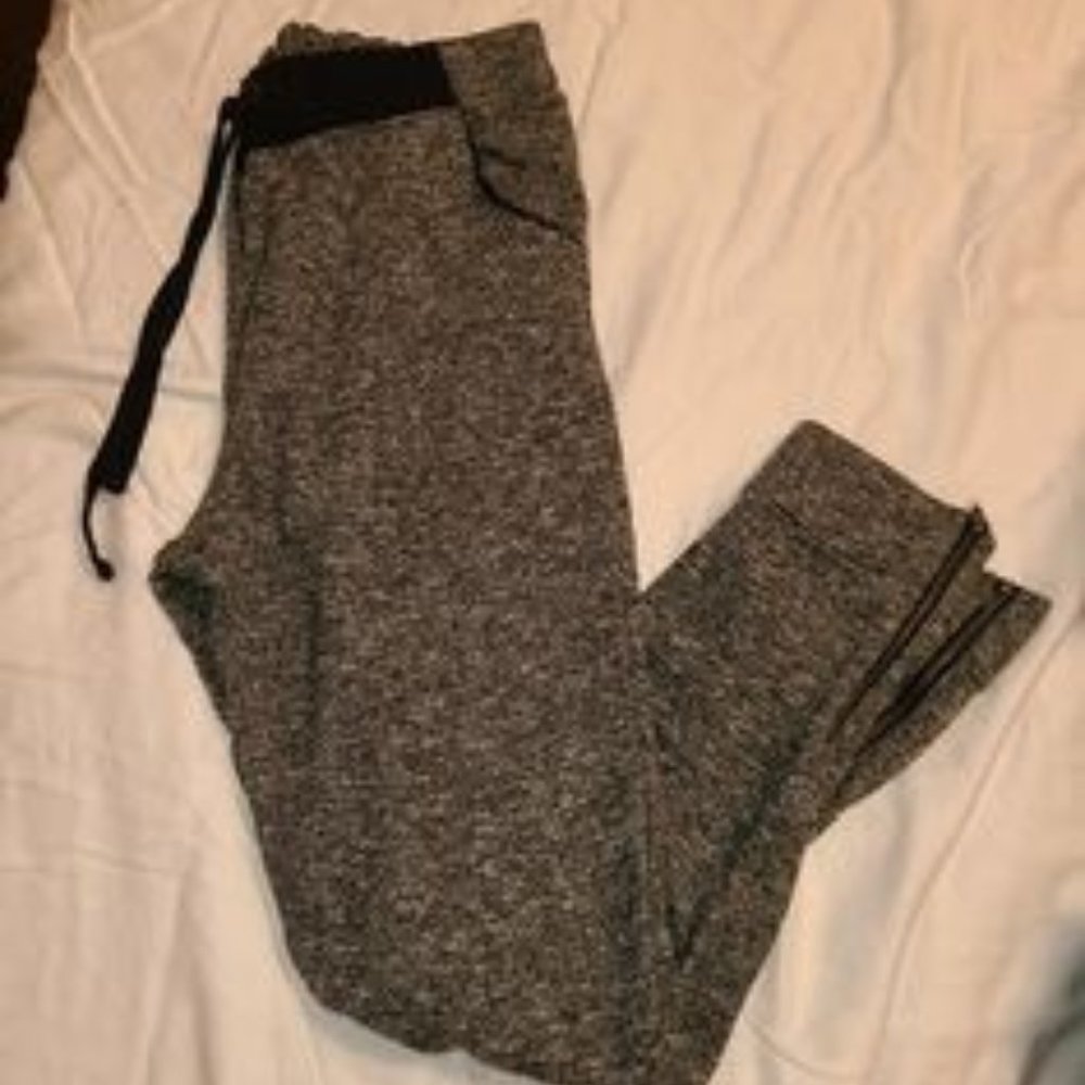 Iris pants size large. Fits like a medium. High waisted and ankle length.